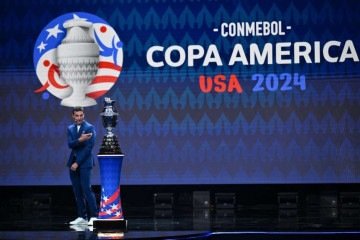  Argentina's coach Lionel Scaloni presents the Copa America trophy onstage during the final draw for the Conmebol Copa America 2024 football competition at the James L. Knight Centre in Miami, Florida, on December 7, 2023. (Photo by ANGELA WEISS / AFP)
       -  (crédito: Angela Weiss/AFP)