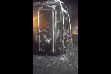 Ao todo, seis ônibus, seis carros e uma ambulância foram incendiados -  (crédito: Reprodução/X/@deolhonopeixe)