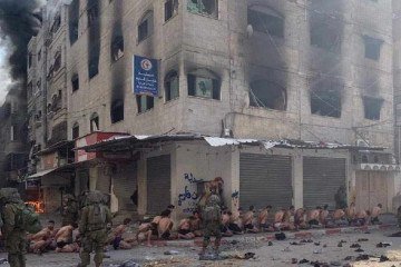 Suspeitos de serem integrantes do Hamas ou de colaborarem com o grupo são rendidos pelas Forças de Defesa de Israel, em Gaza  -  (crédito: Reprodução)