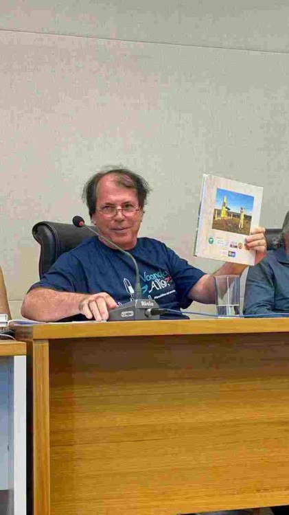 Professor Robson Eleutério, criador do projeto e co-autor do livro: 