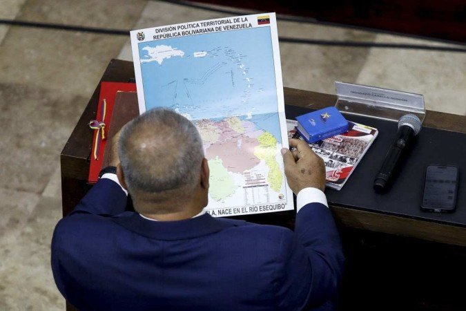 Diosdado Cabello, vice-presidente da Assembleia Nacional e número dois do chavismo, observa mapa da Venezuela com a incorporação do Essequibo - (crédito: Pedro Rances Mattey/AFP) Diosdado Cabello, vice-presidente da Assembleia Nacional e número dois do chavismo, observa mapa da Venezuela com a incorporação do Essequibo - (crédito: Pedro Rances Mattey/AFP)