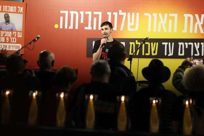 O ex-ref&eacute;m Amit Shani discursa durante cerim&ocirc;nia de acendimento de 138 velas de uma menor&aacute;, em Tel Aviv