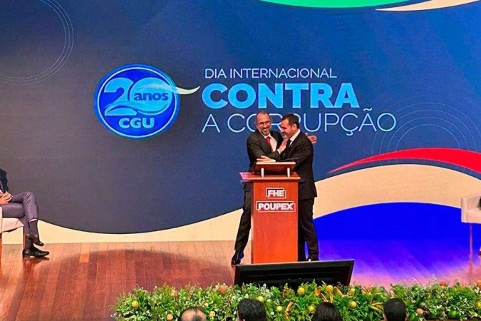 Diretor geral da PF, Andrei Rodrigues (D), e o ministro da Controladoria Geral da União, Vinícius os (E), assinam acordo de cooperação para o combate à corrupção - (crédito: Divulgação CGU) Diretor geral da PF, Andrei Rodrigues (D), e o ministro da Controladoria Geral da União, Vinícius os (E), assinam acordo de cooperação para o combate à corrupção - (crédito: Divulgação CGU)