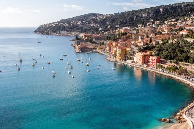 A água azul-turquesa da praia de Èze é um exemplo de paisagem cativante de Côte d'Azur (Imagem: DWaschnig | Shutterstock) - (crédito: EdiCase) A água azul-turquesa da praia de Èze é um exemplo de paisagem cativante de Côte d'Azur (Imagem: DWaschnig | Shutterstock) - (crédito: EdiCase)