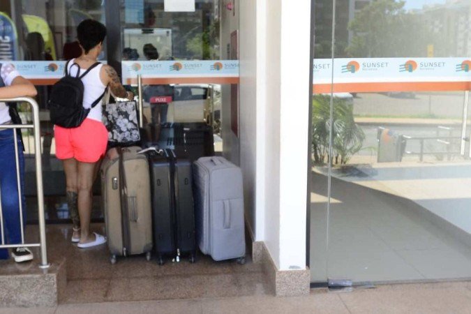 Moradores retornaram ao prédio para recuperar pertences - (crédito: Marcelo Ferreira//CB/D.A Press) Moradores retornaram ao prédio para recuperar pertences - (crédito: Marcelo Ferreira//CB/D.A Press)