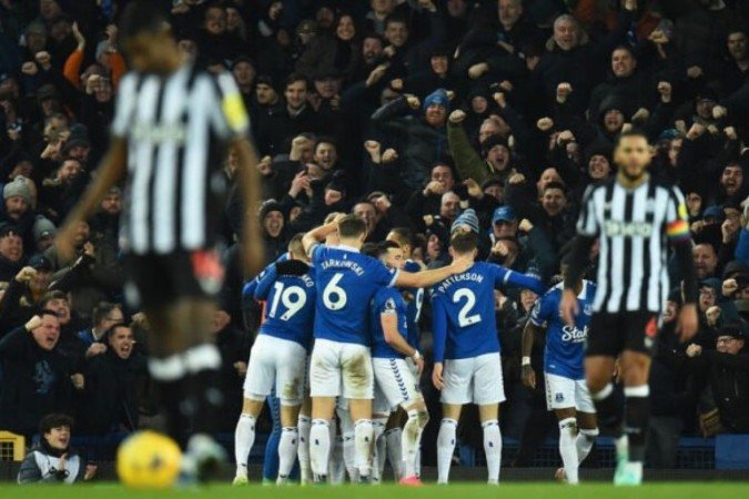 Jogadores de Everton e Newcastle em disputa de bola na Premier League - Foto: Peter Powell/AFP via Getty Images - (crédito: AFP via Getty Images) Jogadores de Everton e Newcastle em disputa de bola na Premier League - Foto: Peter Powell/AFP via Getty Images - (crédito: AFP via Getty Images)