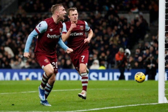 Cristian Romero (fora da foto) cabeceia para fazer o gol do Tottenham. Mas eu time levou a virada do West Ham - (crédito: IKIMAGES/AFP via Getty Images) Cristian Romero (fora da foto) cabeceia para fazer o gol do Tottenham. Mas eu time levou a virada do West Ham - (crédito: IKIMAGES/AFP via Getty Images)