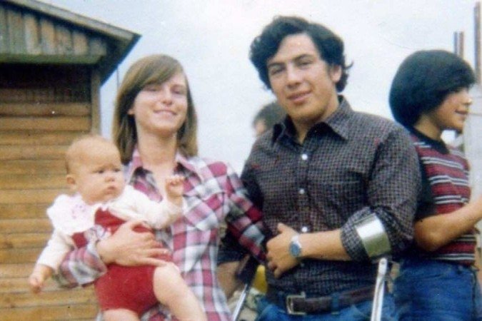Claudia Poblete Hlaczik com os pais biológicos em 1978 - (crédito: FEDERICO BIANCHINI) Claudia Poblete Hlaczik com os pais biológicos em 1978 - (crédito: FEDERICO BIANCHINI)