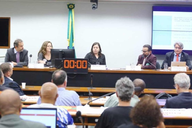 Comissão debate PEC que estabelece reajuste anual para servidores públicos