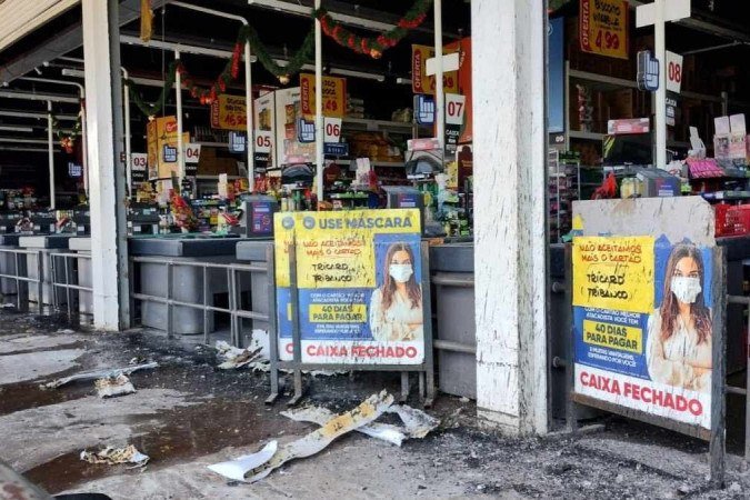 O fogo foi controlado pelos bombeiros e não houve vítimas -  (crédito: Marcelo Ferreira//CB/D.A Press)