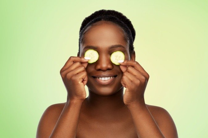 O pepino congelado ajuda a reduzir o inchaço dos olhos (Imagem: Ground Picture | Shutterstock) - (crédito: EdiCase) O pepino congelado ajuda a reduzir o inchaço dos olhos (Imagem: Ground Picture | Shutterstock) - (crédito: EdiCase)