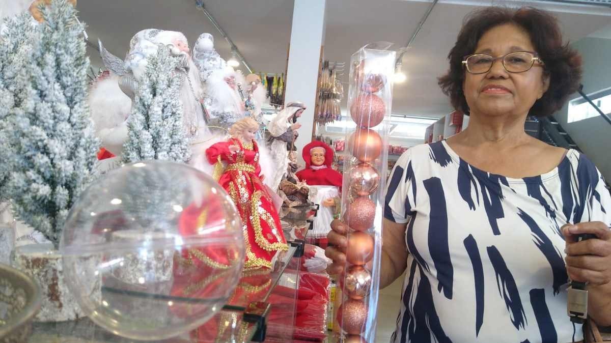 Angélica Gomes, 76, vai montar um conjunto de produtos rosa para presentear a netas