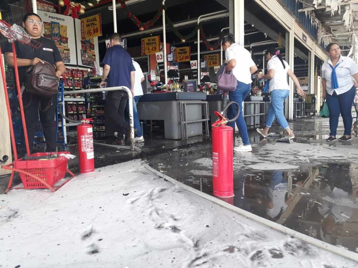 Incêndio de grandes proporções atinge supermercado no Riacho Fundo 2 Equipes do corpo de bombeiros controlaram o incêndio e o prédio segue interditado. Não houve vítimas