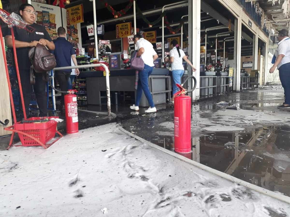 Incêndio de grandes proporções atinge supermercado no Riacho Fundo 2 Equipes do corpo de bombeiros controlaram o incêndio e o prédio segue interditado. Não houve vítimas