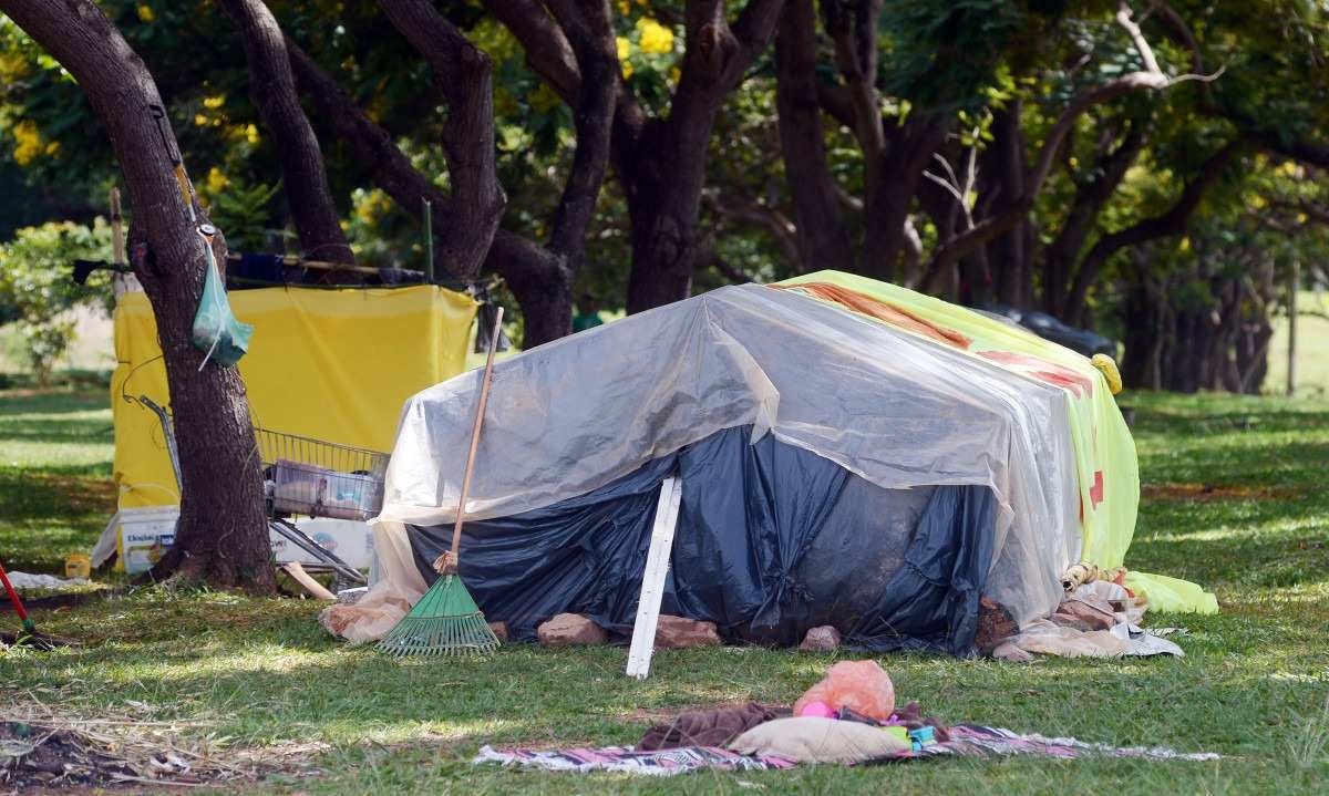 Acampamento de pessoas em situação de rua a pista da entrada norte da UnB, altura da 613/613 Norte