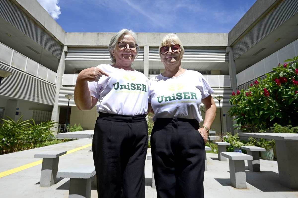  08/12/2023 Crédito: Marcelo Ferreira/CB/D.A Press. Brasil. Brasília - DF -   Campus da Ceilândia, da UnB. Idosos interessados em cursar o ensino superior por meio do processo seletivo que a UnB abrirá para pessoas 60+.  Maria Anunciada de Sousa, tem 62 anos e quer apostar na graduação de Saúde Coletiva com a amiga Maria dos Anjos Veloso Oliveira (óculos escuro).