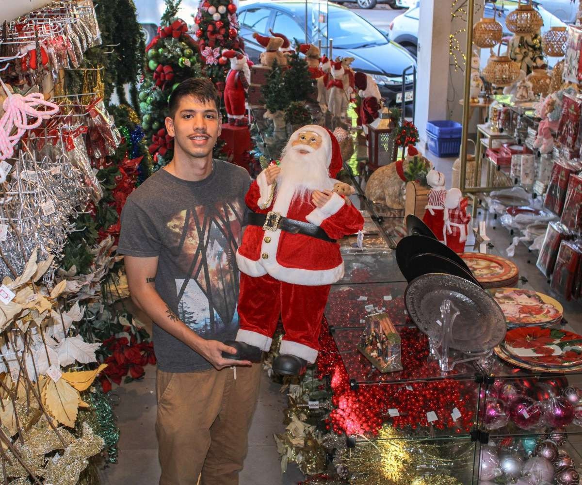 Itens de decoração natalina ganham as vitrines do comércio brasiliense