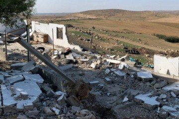 A maioria das casas e da escola em Khirbet Zanuta, uma pequena aldeia palestina, foram destruídas por uma escavadeira -  (crédito: AFP)