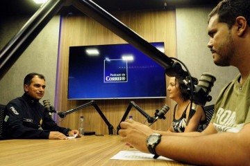  08/12/2023  Crédito: Carlos Vieira/CB/DA Press. Brasília, DF. Cidades. Podcast com o Comandante Geral da PMDF, Adão Teixeira de Macedo. Na mesa: Adriana Bernardes e Arthur de Souza. -  (crédito: Carlos Vieira/CB/D.A.Press)