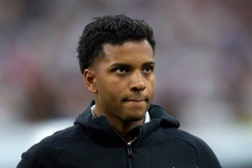 Rodrygo rompeu o ligamento cruzado anterior e lesionou o menisco do joelho direito, precisando passar por cirurgia e ficando assim fora da Copa -  (crédito: Foto: Angel Martínez/Getty Images)