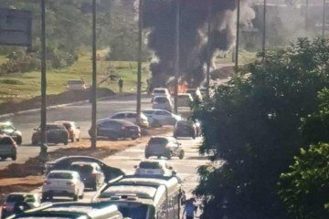 Estrutural: manifestantes interditam pista nesta sexta (8/12), trânsito ficou comprometido -  (crédito: DER-DF)