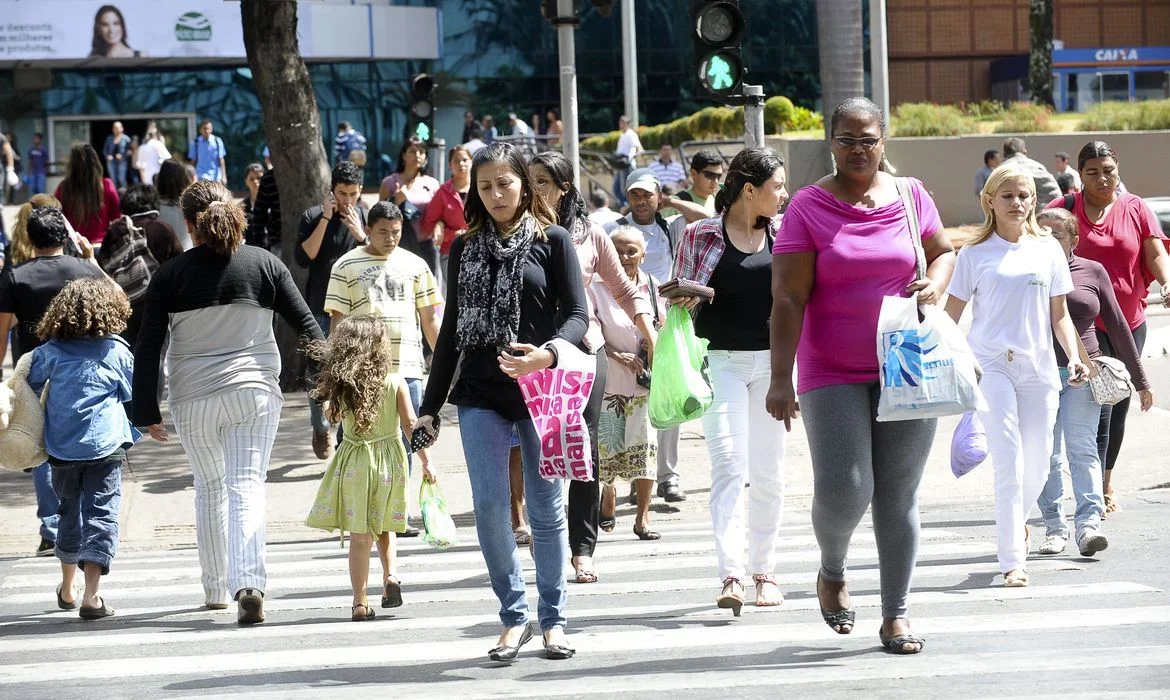 A população brasileira está envelhecendo mais rapidamente e com predominância feminina ainda maior.  -  (crédito: Wilson Dias/Agência Brasil)