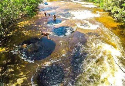 Nas vastas e belas terras da Floresta Amazônica, surgiu um fenômeno fascinante que tem despertado a curiosidade de muitos: os enigmáticos "buracos" no fundo do Rio Mutum. -  (crédito: reprodução instagram)