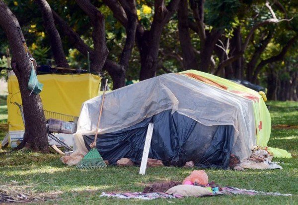 Acampamento de pessoas em situação de rua na pista da entrada norte da UnB, altura da 613/613 Norte -  (crédito: Ed Alves/CB/DA.Press)
