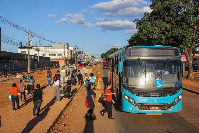 Por conta das obras, trabalhadores precisam esperar os ônibus em locais que não têm qualquer tipo de proteção - (crédito: Kayo Magalhães/CB/D.A Press) Por conta das obras, trabalhadores precisam esperar os ônibus em locais que não têm qualquer tipo de proteção - (crédito: Kayo Magalhães/CB/D.A Press)