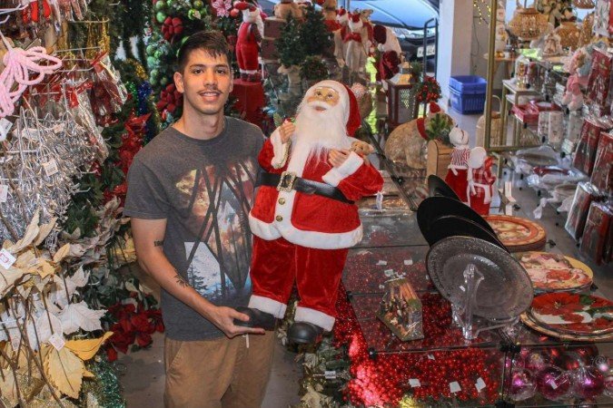 Gerente da loja A Festiva, na 106 Sul, Bernardo Rodrigues, espera vender 10% a mais do que no Natal de 2022 -  (crédito:  Kayo Magalhães/CB/D.A Press)