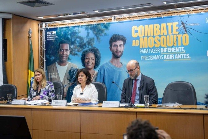 Nísia (ao centro) deu a entender que a vacina contra a dengue pode ser incorporada ao Plano Nacional de Imunizações ainda este ano - (crédito: Julia Prado/MS) Nísia (ao centro) deu a entender que a vacina contra a dengue pode ser incorporada ao Plano Nacional de Imunizações ainda este ano - (crédito: Julia Prado/MS)