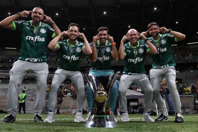 Comissão técnica de Abel Ferreira entrará em 2024 como a mais longeva do futebol brasileiro. Quinteto acumula mais de 200 partidas na vitoriosa era à frente do clube paulista - (crédito: Cesar Greco/Palmeiras) Comissão técnica de Abel Ferreira entrará em 2024 como a mais longeva do futebol brasileiro. Quinteto acumula mais de 200 partidas na vitoriosa era à frente do clube paulista - (crédito: Cesar Greco/Palmeiras)