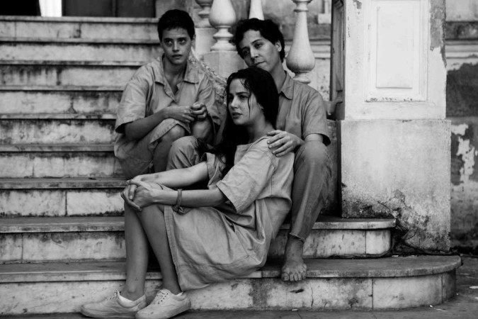  Cena do  filme Ninguém sai vivo daqui: personagens imersos em situação dramática