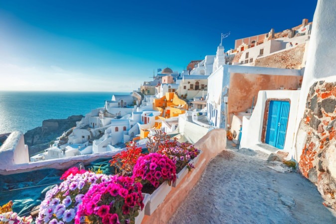 Una de las islas griegas más famosas es Santorini, con casas blancas alrededor de acantilados volcánicos (Imagen: Feel good studio | Shutterstock) - (crédito: EdiCase)