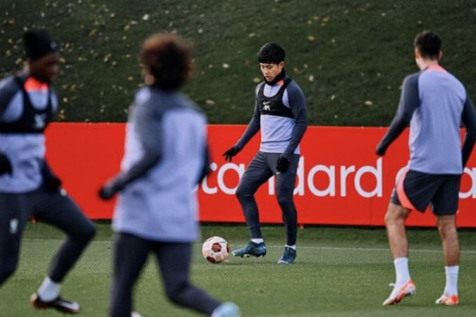 Técnico Jurgen Klopp observa atacante Darwin Nuñez durante treinamento do Liverpool - Foto: Andrew Powell / Liverpool -  (crédito: Foto: Andrew Powell / Liverpool)