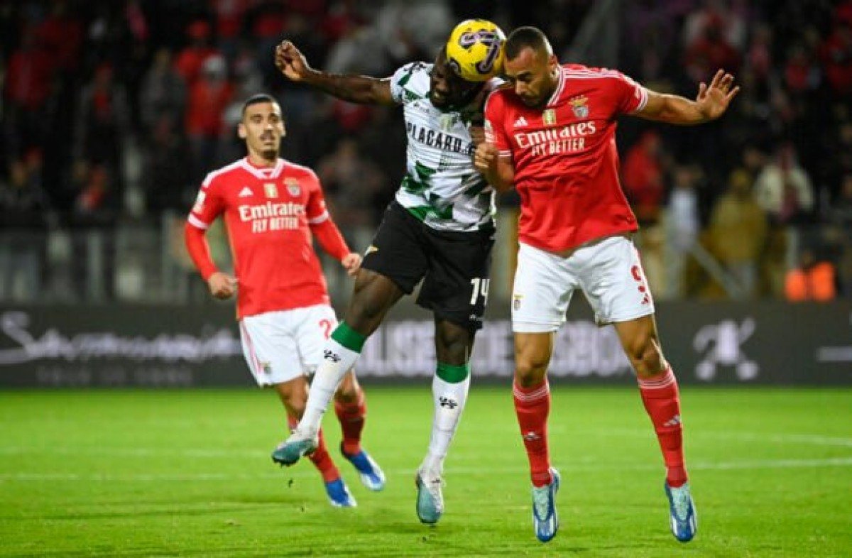 Benfica tropeça no Farense e perde chance de assumir liderança do Português
