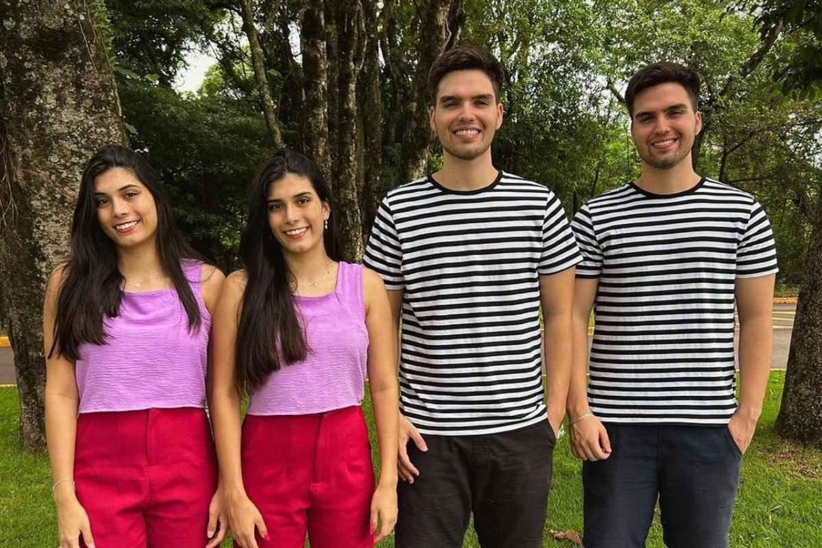 Gêmeas que namoram gêmeos mostram 