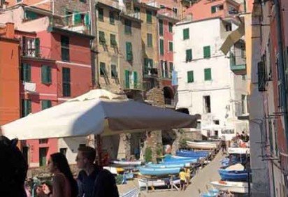 O turismo romântico é um segmento que atrai casais pelo mundo. Especialmente em viagens de lua de mel em que a Itália, França e Ilhas Maldivas são alguns dos principais destinos. R -  (crédito: Instagram @comune_riomaggiore)