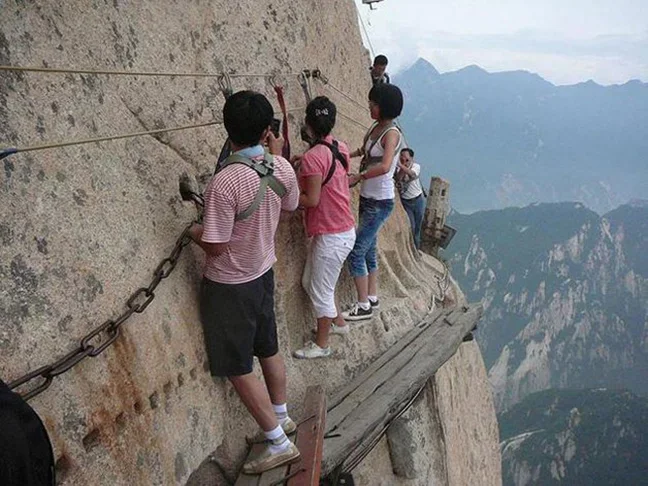 Monte Huashan (China) - É uma das cinco montanhas sagradas da China. Seu cume fica a 2.100m de altura. Existe teleférico para ir ao mosteiro no alto do monte, mas muitos preferem a arriscada trilha que beira o precipício. -  (crédito: reprodução hypeness.com.br)