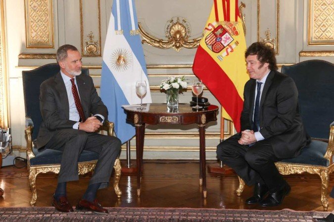  This handout photograph taken and released by the Spanish Royal House, Casa Real, on December 9, 2023 shows Spain's King Felipe VI (L) meeting with Argentina's President-elect Javier Milei in Buenos Aires, on the eve of his swearing-in ceremony. On December 10, the ultra-liberal Javier Milei will assume the presidency of an Argentina in economic crisis and waiting to know the scope of the policies he will implement after a campaign with high-sounding promises, but conditioned by the alliances he needs to govern.  -  (crédito: JOSE JIMENEZ / Casa de S.M. el Rey / AFP)
