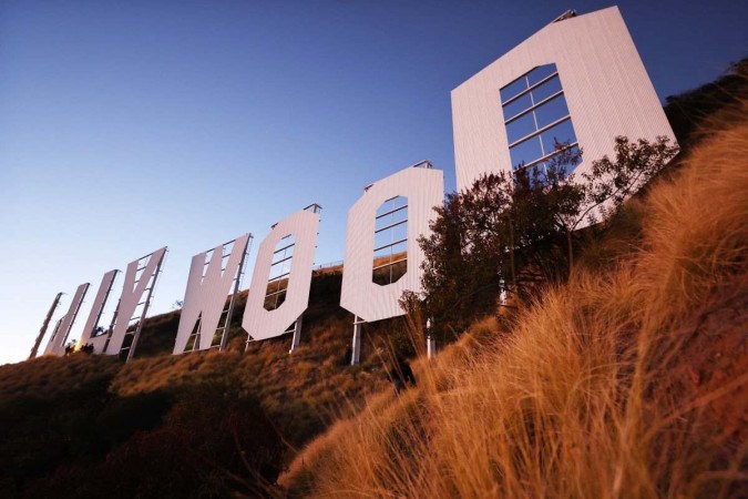 Letreiro de Hollywood faz cem anos e ganha pintura e iluminação