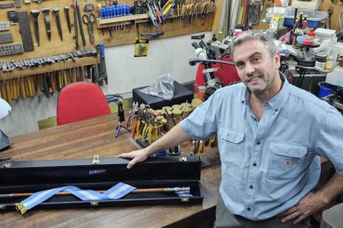 Adrian Pallarols com o bastão presidencial usado por Javier Milei  -  (crédito: Adrian Pallarols)