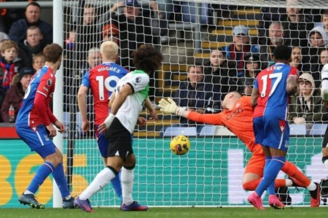 Mateta cobra o pênalti que gerou o gol do Crystal Palace no empate com o Liverpool -  (crédito: Foto: Adrian Dennis / AFP via Getty Images)