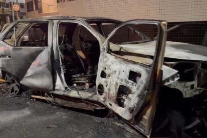 Carro de Mendoza é queimado após jogo do Santos contra o Fortaleza - (crédito: Foto: Reprodução) Carro de Mendoza é queimado após jogo do Santos contra o Fortaleza - (crédito: Foto: Reprodução)