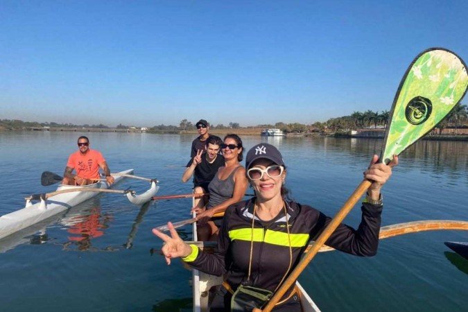 Darcy Bicalho praticando canoa Polinésia com outros atletas - (crédito: Clube de Remada Kaluanã) Darcy Bicalho praticando canoa Polinésia com outros atletas - (crédito: Clube de Remada Kaluanã)