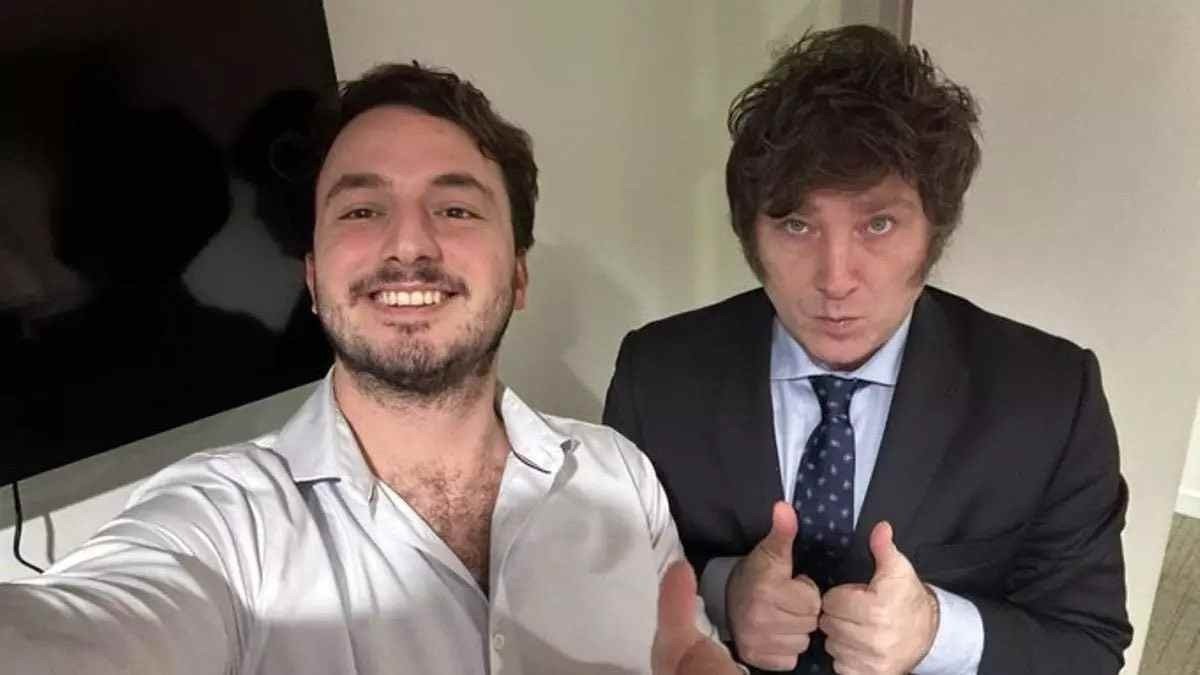Agustín Romo (E), deputado do partido La Libertad Avanza e amigo de Milei (D): ´"É uma grande pessoa"