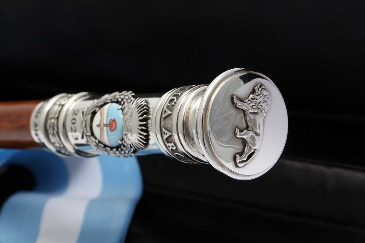 Os detalhes do Escudo Nacional da Argentina e da imagem do leão, forjada a pedido do próprio Milei 