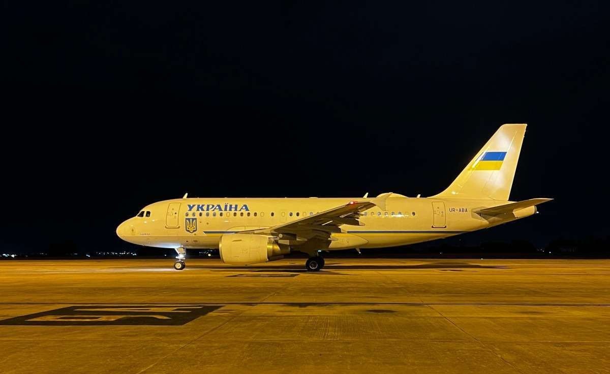 Avião com o presidente da Ucrânia faz parada técnica em Brasília