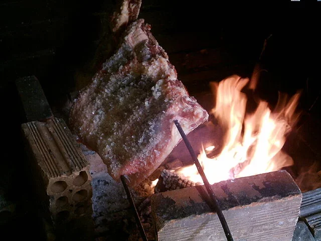 Veja cidades no Brasil e no exterior onde o churrasco - um dos pratos preferidos dos brasileiros - é top de linha.  -  (crédito: Julio Cesar Martins - wikimedia commons )