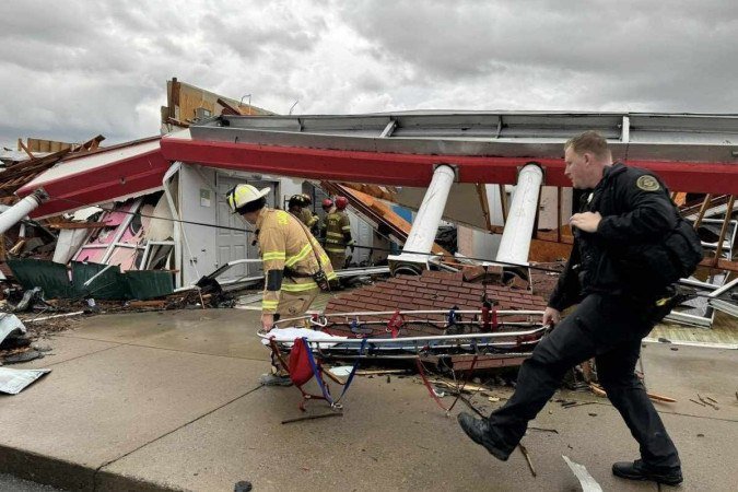 Fotos postadas pelo corpo de bombeiros de Clarksville nas mídias sociais mostraram casas danificadas com detritos espalhados pelos gramados - (crédito: Divulgação/Clarksville Fire Rescue) Fotos postadas pelo corpo de bombeiros de Clarksville nas mídias sociais mostraram casas danificadas com detritos espalhados pelos gramados - (crédito: Divulgação/Clarksville Fire Rescue)